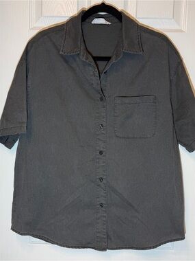 Women’s Short-Sleeve Button-Up Shirt in Dark Gray